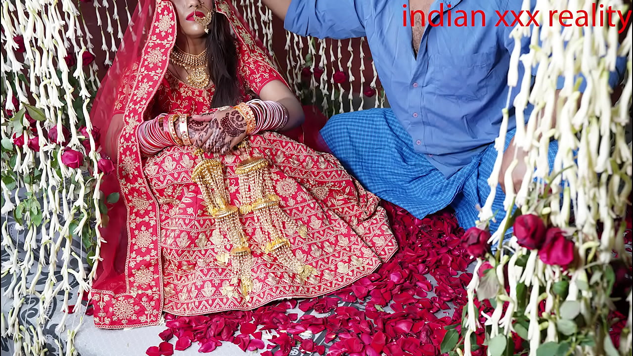Xnxx Desi Bhabhi Sex With lover in Suhagrat Night